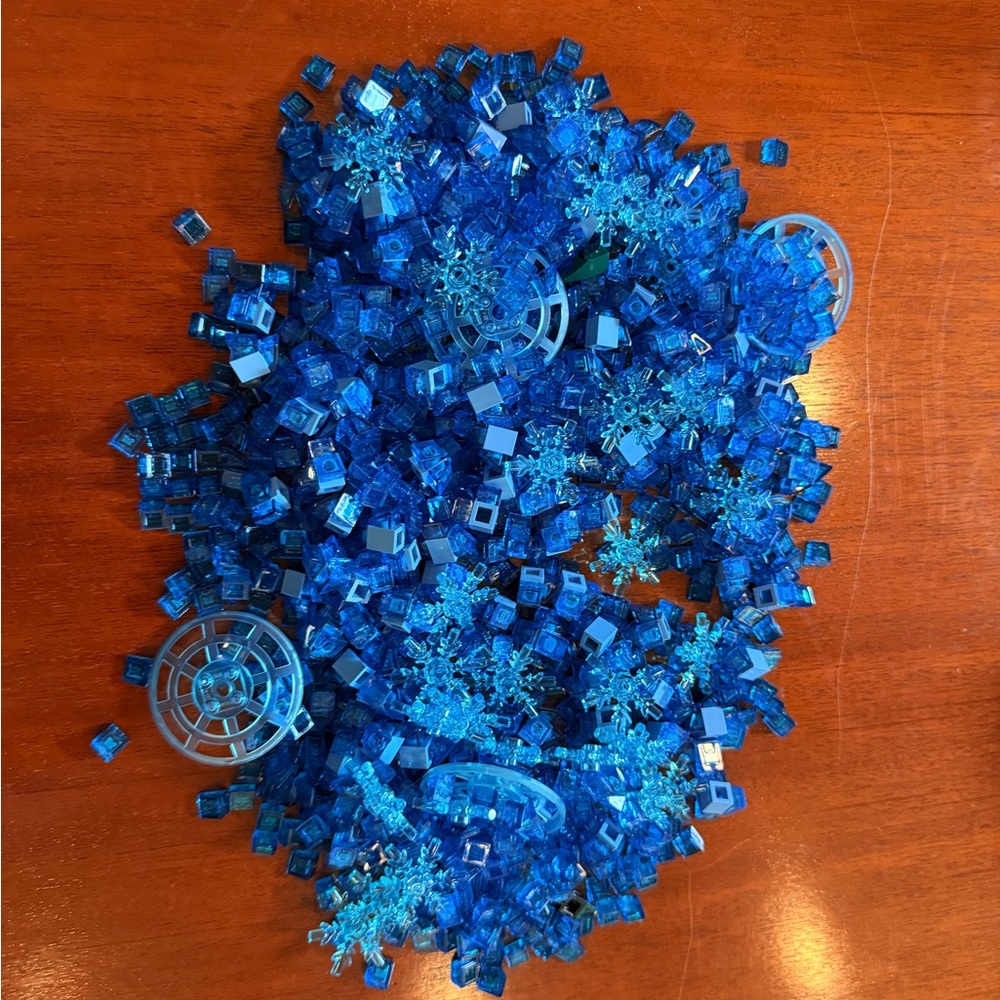 LEGO Roses - Fully Built + Bonus "Water" Pieces - Picture 6 of 7